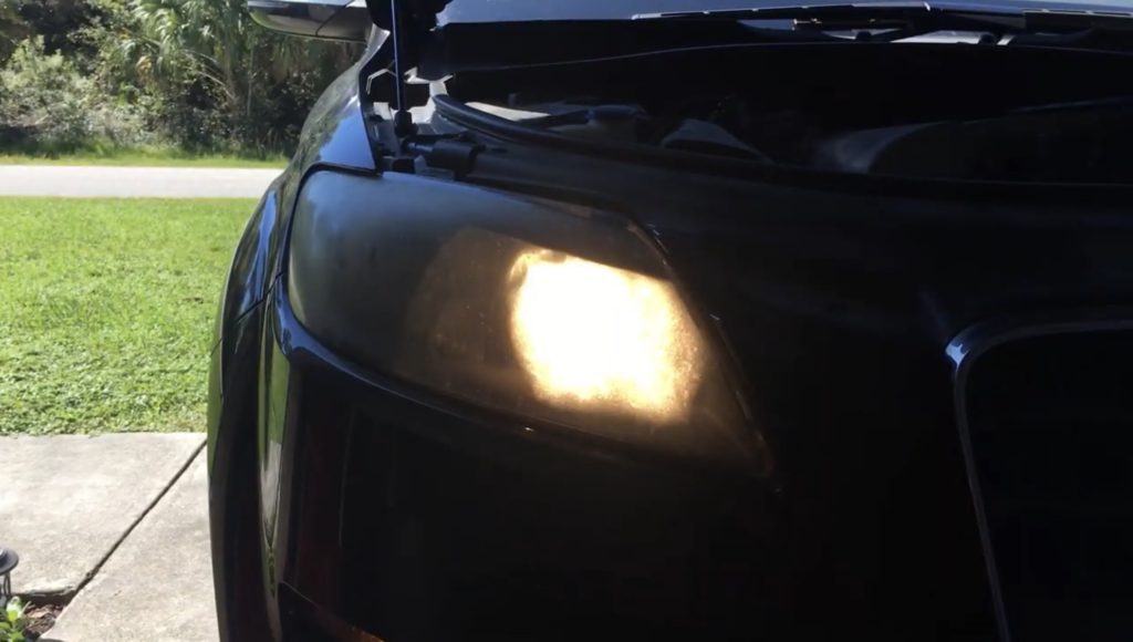 How to replace Audi Q7 2007 Headlight Bulb