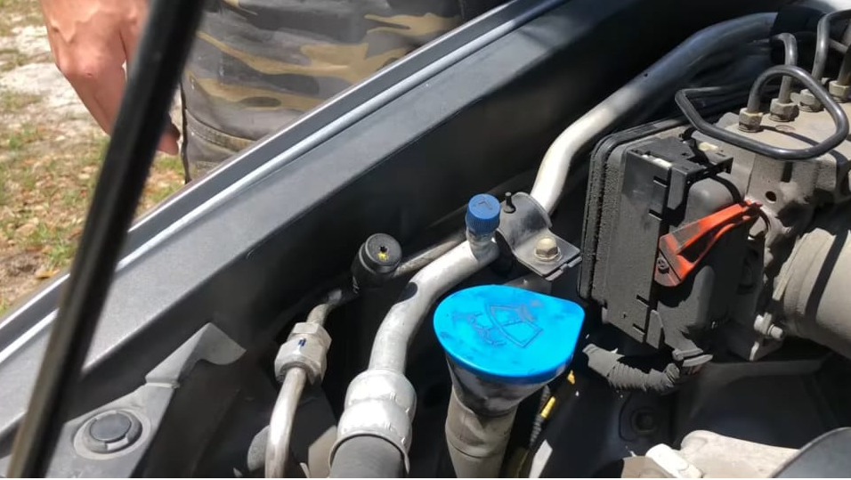Identifying low and high pressure shrader valves of Car's AC system