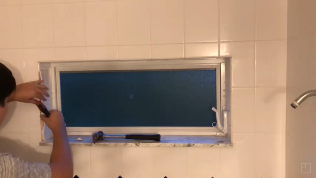 How to remove shower tile? 